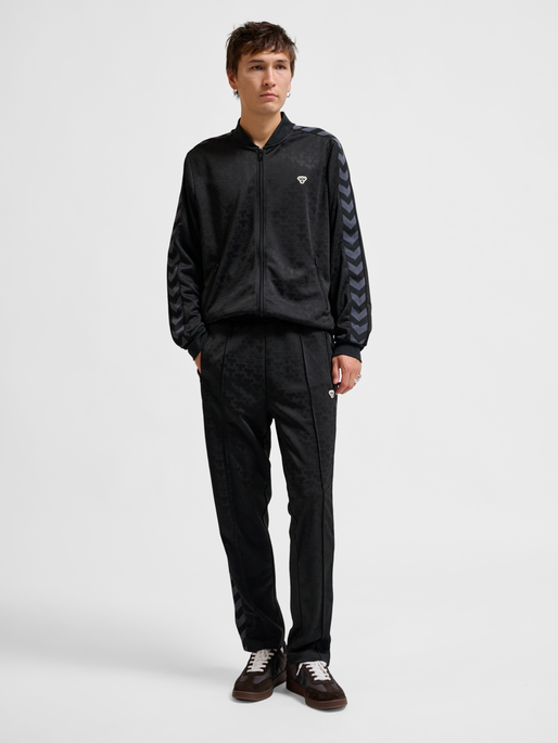 hmlARCHIVE REGULAR POLY PANTS AOP, BLACK/EBONY, model