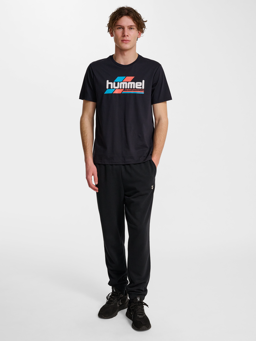 hmlPULSE GRAPHIC T-SHIRT S/S, BLACK/WHITE, model