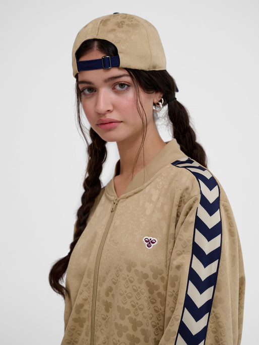 hmlARCHIVE REGULAR POLY JACKET AOP, CORNSTALK, model