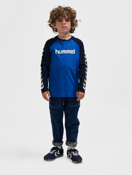 hmlBOYS T-SHIRT L/S, BLUE LOLITE, model