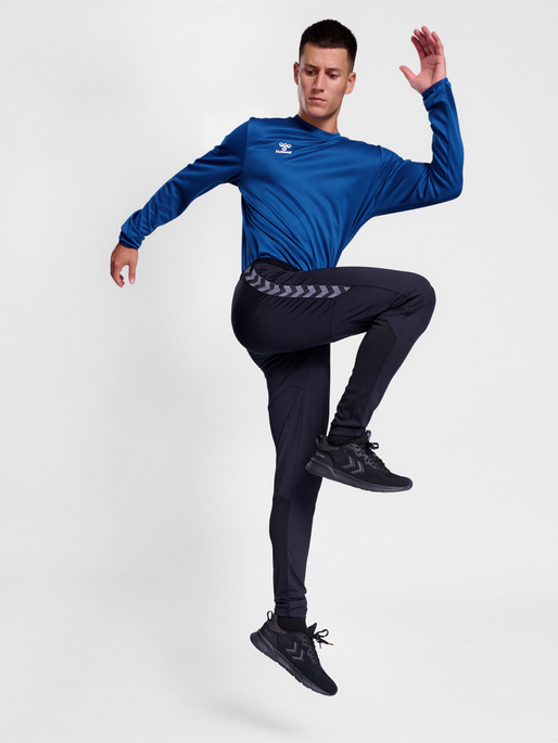 hmlESSENTIAL SWEATSHIRT, TRUE BLUE, model