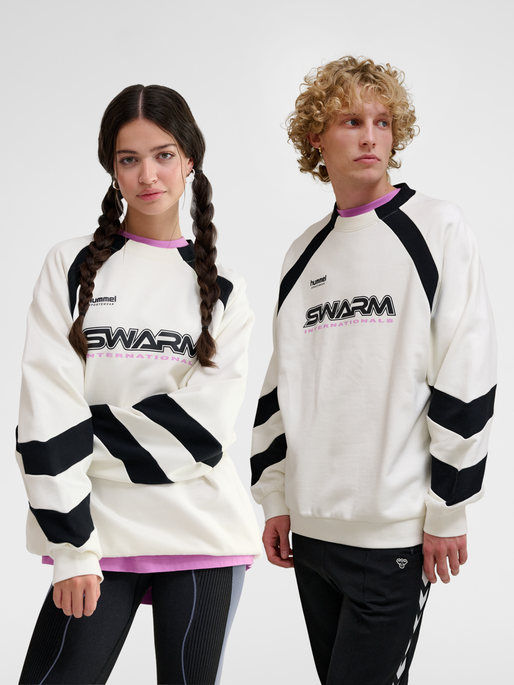 hmlOVERSIZED CREW SPORTSWEAR SWARM, TOFU, model