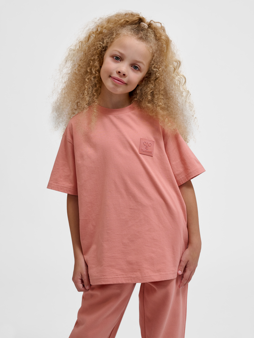 hmlCLEAN T-SHIRT S/S, ROSE DAWN, model