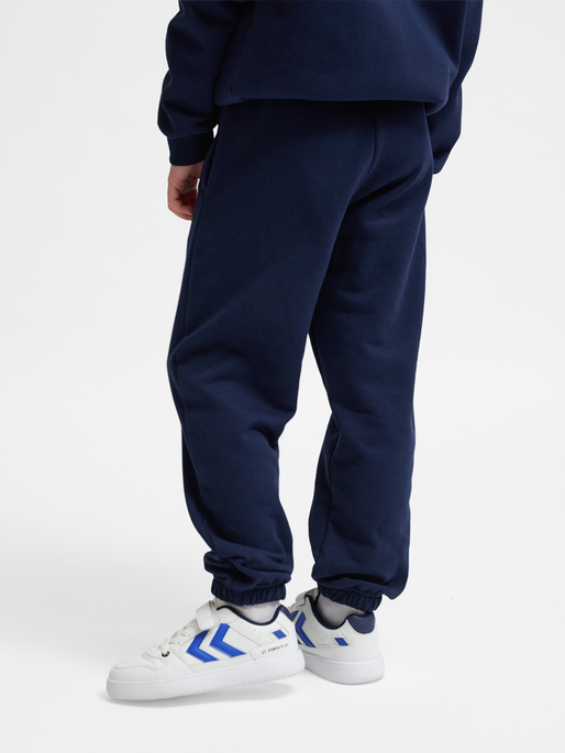 hmlJR LOOSE SWEATPANTS BEE, DRESS BLUES, model