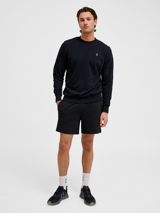 hmlPULSE SWEAT SHORTS, BLACK, model