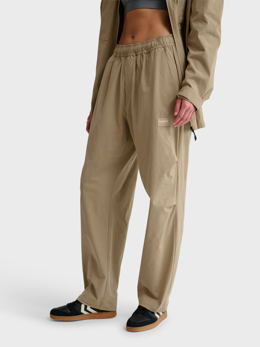 hmlSORONA REGULAR PANTS, CORNSTALK, model