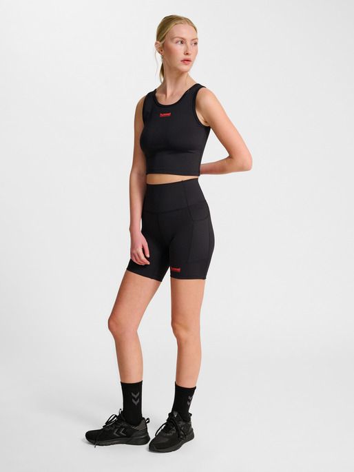 hmlHIIT INTENSITY HW SHORT TIGHTS, BLACK, model