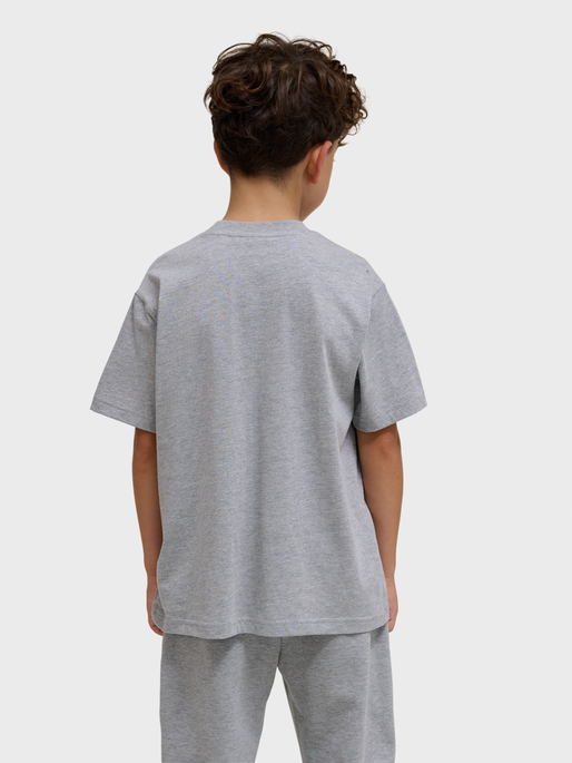 hmlCLEAN T-SHIRT S/S, GREY MELANGE, model