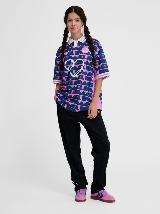 hmlLOOSE SOCCER JERSEY LOVE, VIOLET, model