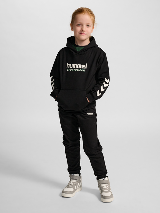 hmlJR LOGO HOODIE, BLACK, model