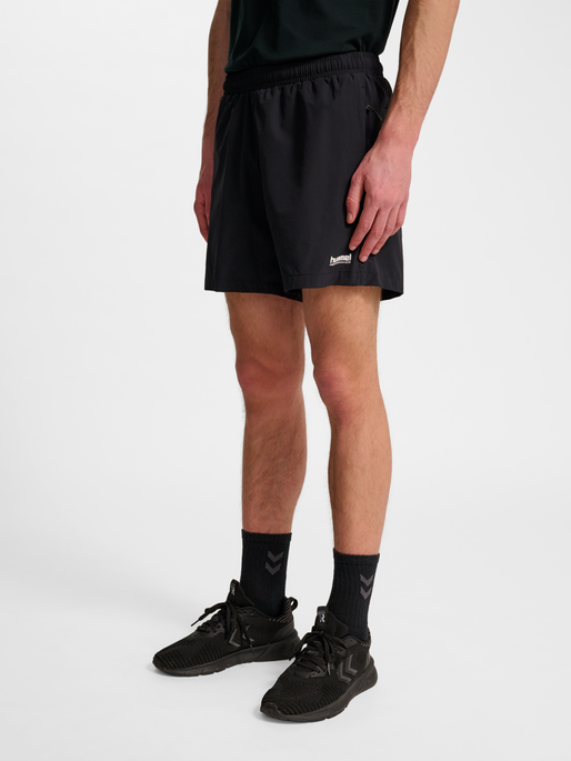 hmlPULSE SHORTS, BLACK, model