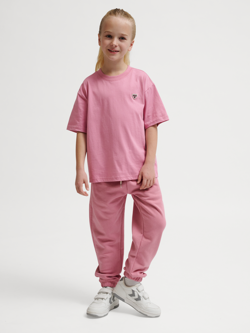 hmlJR LOOSE T-SHIRT S/S BEE, POLIGNAC, model