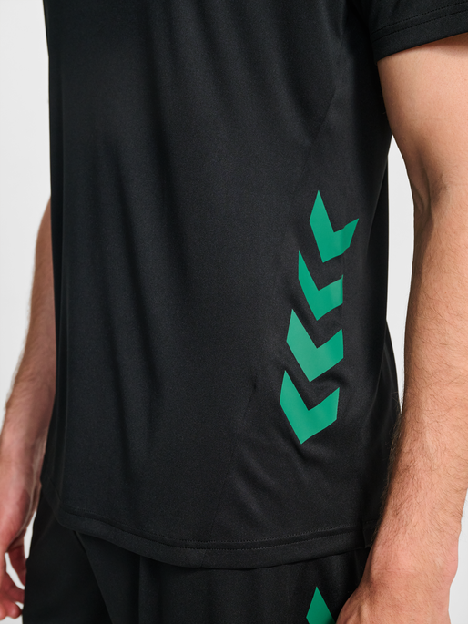 hmlPROMO SET, BLACK/VERDANT GREEN, model