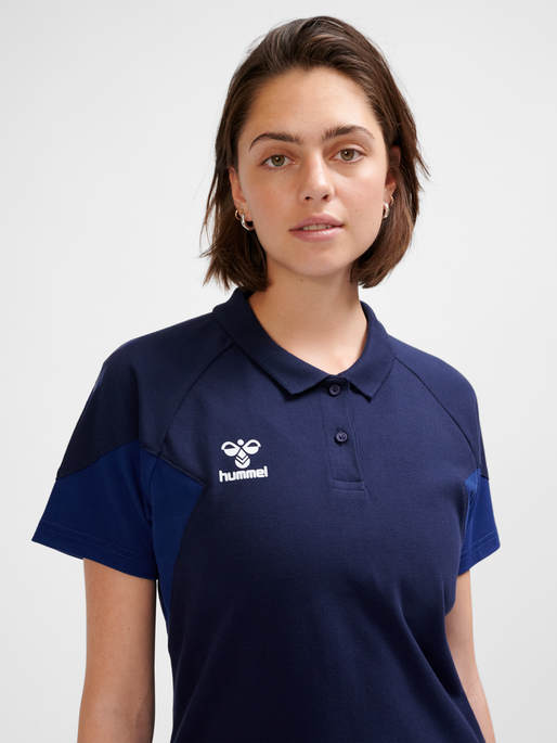 hmlTRAVEL POLO WOMAN, MARINE, model