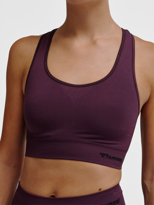 hmlTIF SEAMLESS SPORTS TOP, PLUM PERFECT, model
