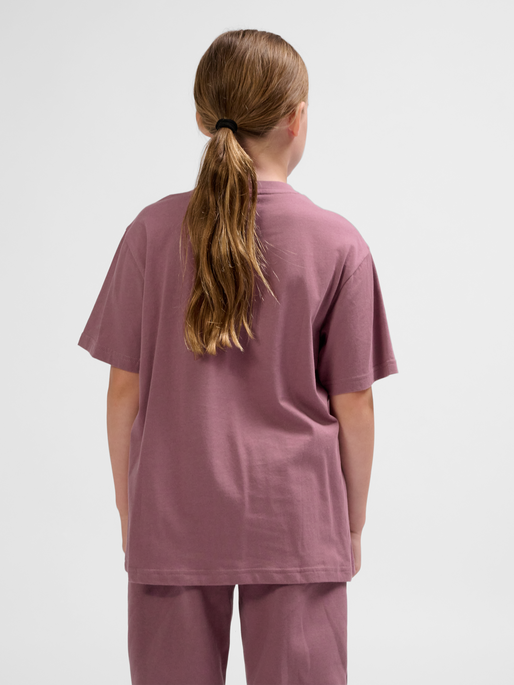 hmlCLEAN T-SHIRT S/S, ROSE TAUPE, model