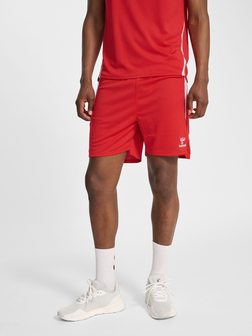 hmlLEAD 2.0 SHORTS, TRUE RED, model
