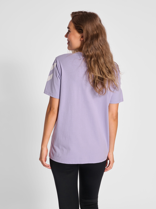 hmlLEGACY CHEVRON T-SHIRT, HEIRLOOM LILAC, model