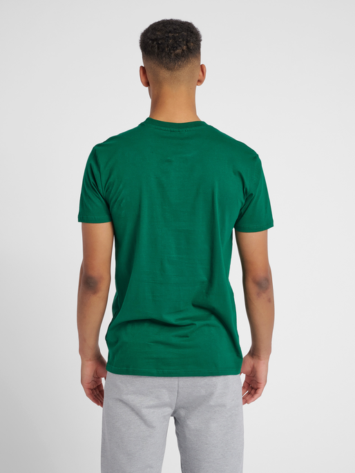 HMLGO COTTON LOGO T-SHIRT S/S, EVERGREEN, model