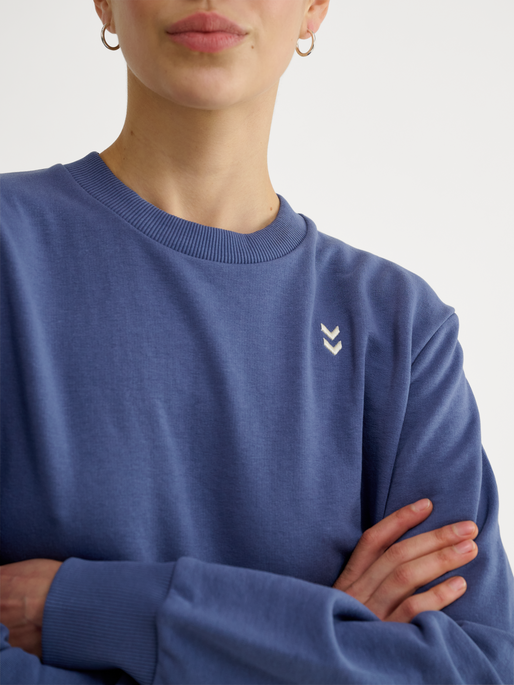 hmlPULSE W SWEAT CREWNECK, BLUE INDIGO, model