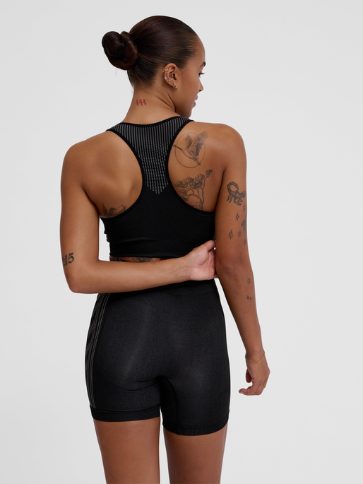 hmlMT SHAPING SEAMLESS PADDED BRA, BLACK, model