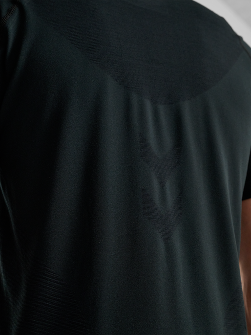 hmlHIIT SEAMLESS T-SHIRT S/S, BLACK, model