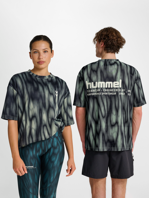 hmlHIIT AOP LOOSE T-SHIRT S/S, SEAGRASS, model