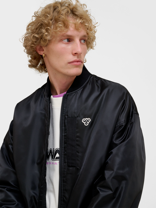 hmlBASEBALL JACKET BEE, BLACK, model
