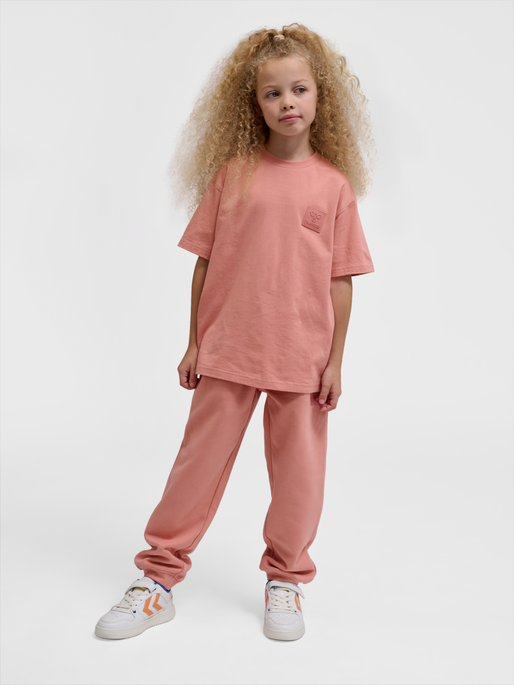 hmlCLEAN T-SHIRT S/S, ROSE DAWN, model