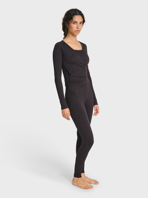hmlYOGA SEAMLESS RIB T-SHIRT L/S, BLACK MELANGE, model