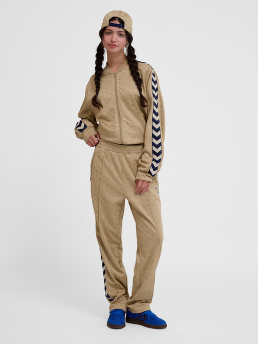 hmlARCHIVE REGULAR POLY PANTS AOP, CORNSTALK, model