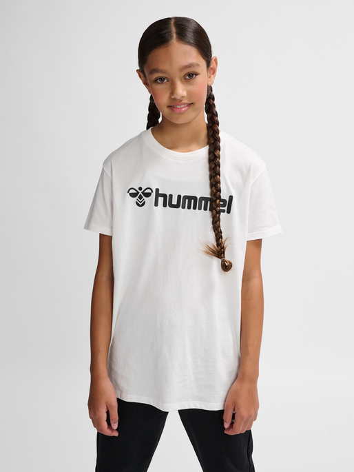 hmlGO 2.0 LOGO T-SHIRT S/S KIDS, WHITE, model