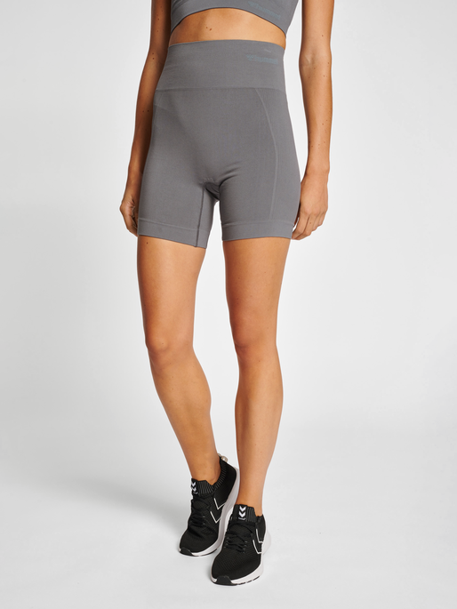 hmlTIF SEAMLESS SHORTS, CHARCOAL GRAY, model