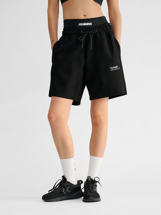 hmlTECH FLEECE SHORTS, BLACK, model