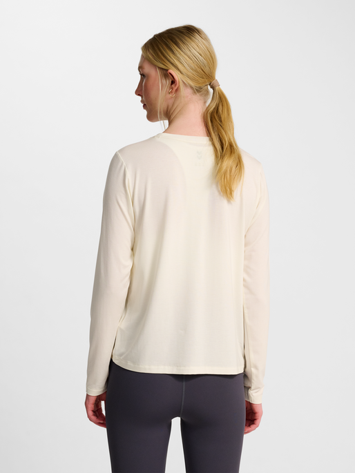 hmlYOGA SOFT LOOSE W T-SHIRT LS, TOFU, model