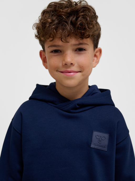 hmlCLEAN HOODIE, BLACK IRIS, model