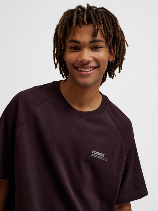 hmlTECH LOOSE TEE, CHOCOLATE PLUM, model