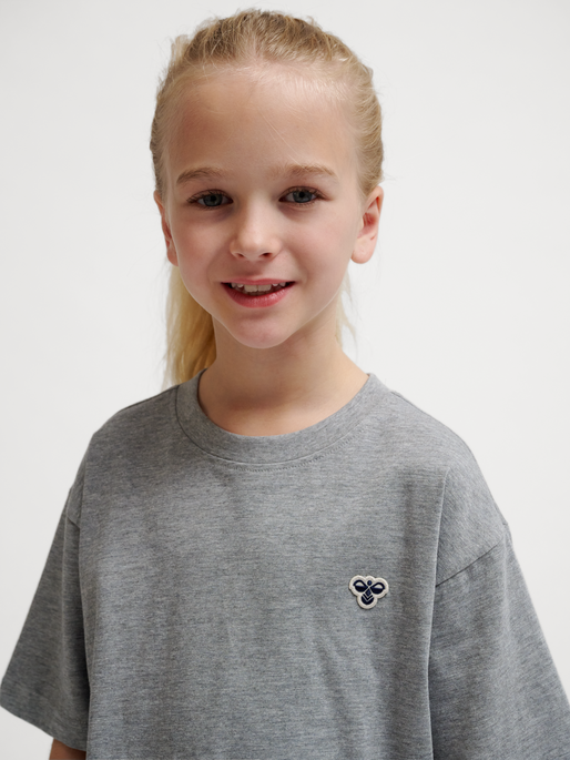 hmlJR LOOSE T-SHIRT S/S BEE, GREY MELANGE, model