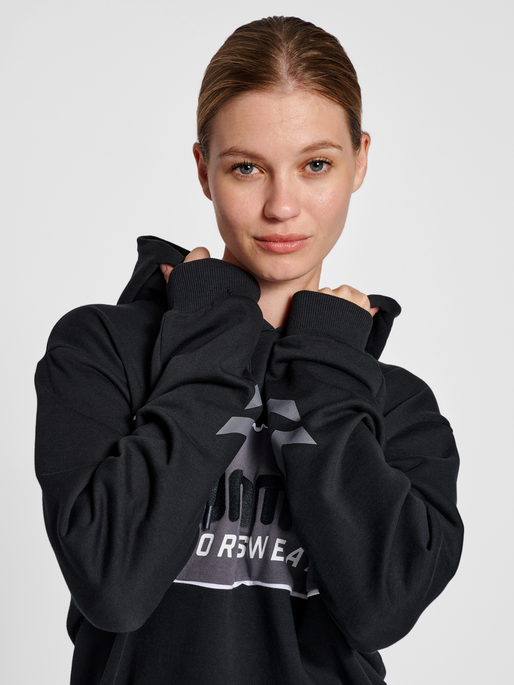 hmlLGC JULIAN HOODIE, BLACK, model