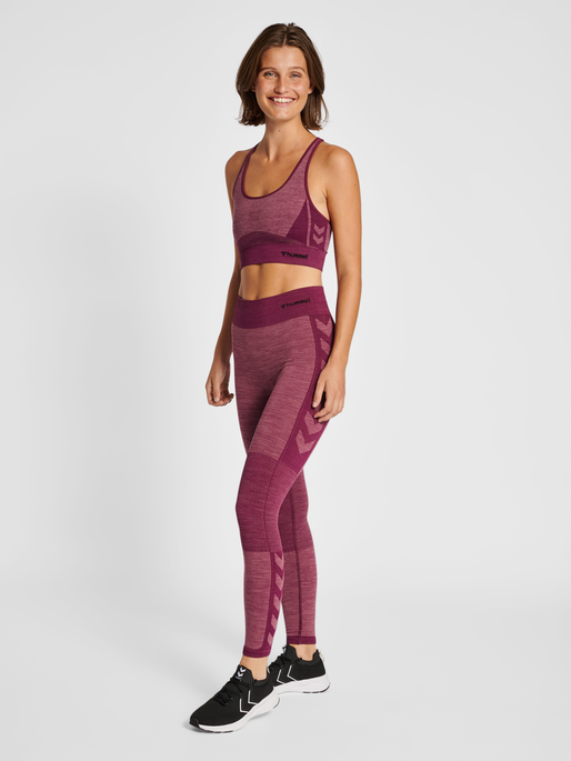hmlCLEA SEAMLESS  SPORTS TOP, GRAPE WINE/CRUSHED BERRY MEL, model