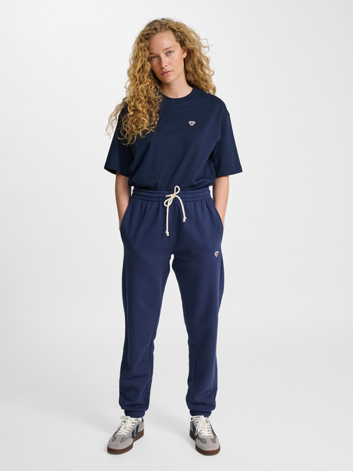 hmlREGULAR SWEATPANT BEE, DRESS BLUES, model