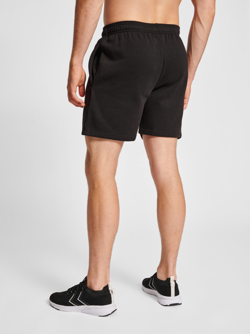 hmlRED BASIC SWEAT SHORTS, BLACK, model