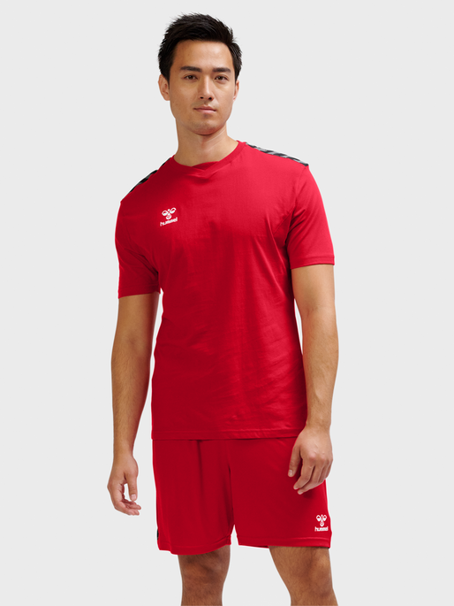 hmlAUTHENTIC CO T-SHIRT S/S, TRUE RED, model
