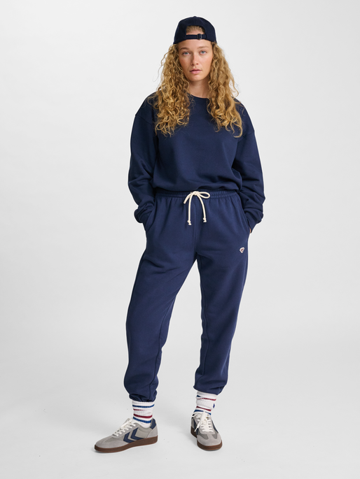 hmlLOOSE CREWNECK BEE, DRESS BLUES, model