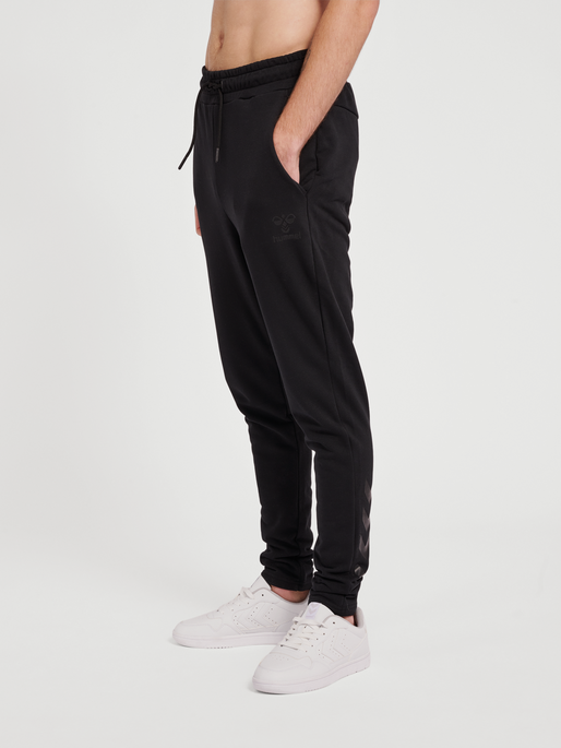 hmlISAM 2.0 TAPERED PANTS, BLACK, model