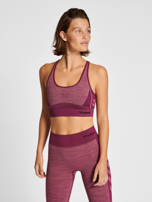 hmlCLEA SEAMLESS  SPORTS TOP, GRAPE WINE/CRUSHED BERRY MEL, model