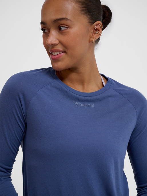 hmlMT VANJA T-SHIRT L/S, BLUE INDIGO, model
