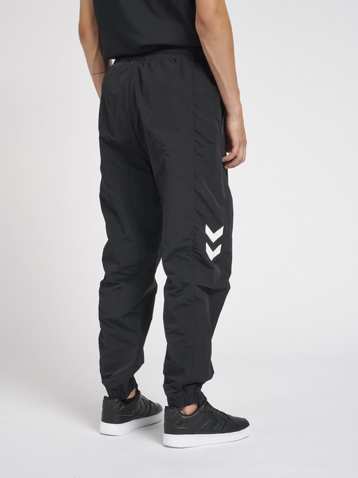 hmlLGC MUSA WOV REGULAR PANTS, BLACK, model