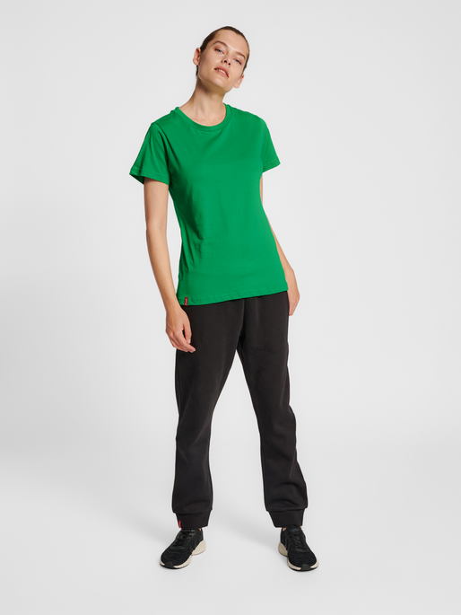 hmlRED BASIC T-SHIRT S/S WOMAN, JOLLY GREEN, model