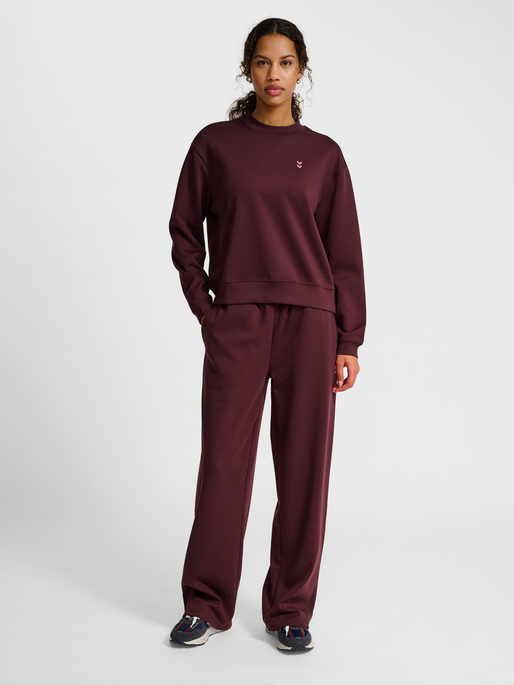 hmlYOGA SOFT W SWEATSHIRT, FUDGE, model